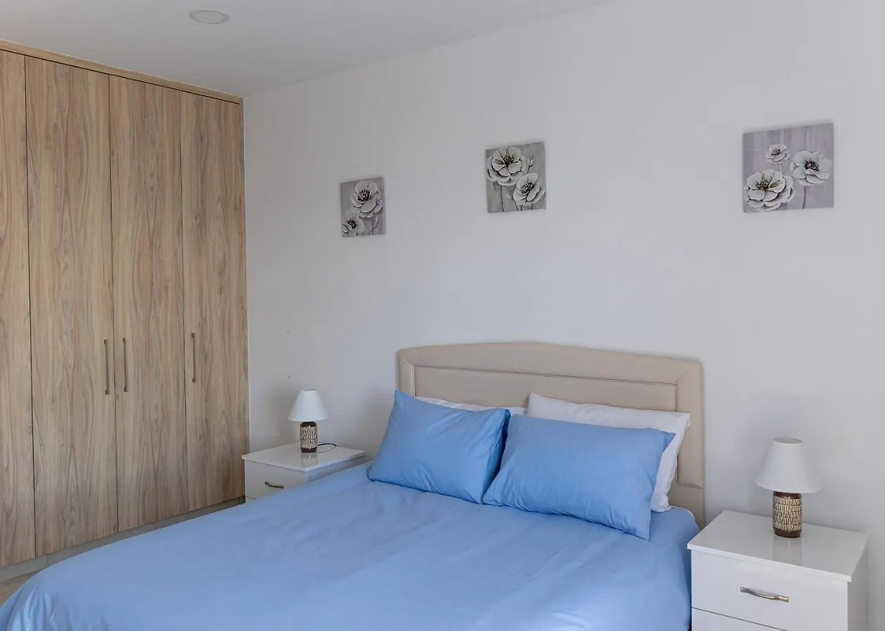 Apartament Larnaca Beachhouse